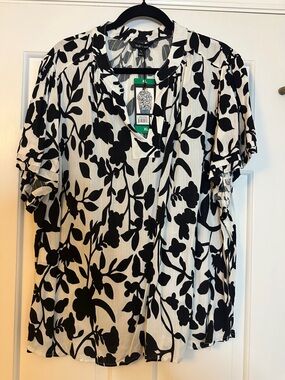 Well Worn Black & White Floral V-Neck Blouse